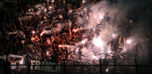Torcida do Corinthians faz festa nas arquibancadas do estádio La Bombonera - Alejandro Pagni/AFP