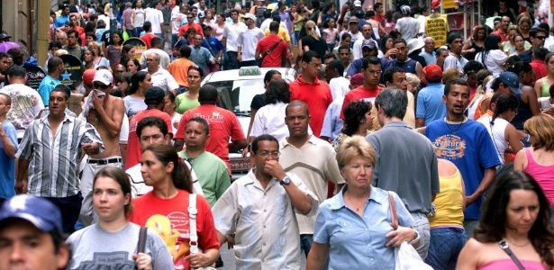28.jun.2012 - Consumidores caminham pela rua 25 de Março, uma das mais movimentadas do comércio de São Paulo; pelo Censo 2010, 84,6% dos 190.755.799 brasileiros vivem hoje em cidades - Almeida Rocha/Folhapress