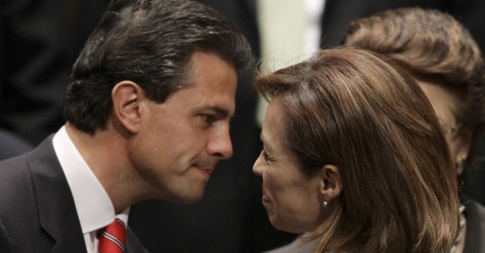 28.jun.2012-Candidata governista Josefina Vázquez Mota conversa com o seu oponente Enrique Peña Nieto 