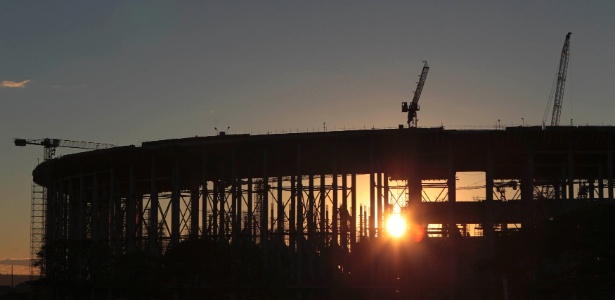 Estádio Mané Garrincha é visto durante o amanhecer em Brasília; custo da obra ultrapassará R$ 1 bilhão