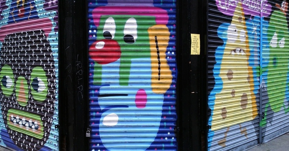 A arte de rua é tão forte na região de Brick Lane que até mesmo o comércio local já se rendeu a ela. A dupla de artistas Mallary e Mr Penfold pintaram esta obra na porta de uma lojinha com o consentimento do proprietário, como conta o designer Joseph Espstein. Mas nem sempre essa é a praxe. ''O status do grafite e da arte de rua varia de acordo com cada administração local. Alguns pintam por cima dos trabalhos e processam seus autores'', afirma (27/6/12) - Joe - LDNGraffiti.co.uk