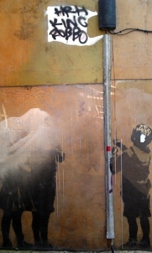 A imagem retratada é uma das mais recheadas de lendas na história da arte de rua londrina. Originalmente, tratava-se de uma criação do célebre Banksy (27/6/12) - Joe LDNGraffiti.co.uk