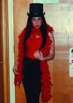 Amy Winehouse caracterizada para uma apresentação de teatro, aos 9 anos (28/6/12)