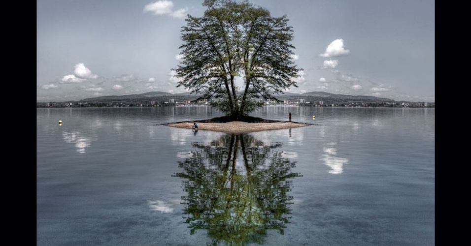 Árvore solitária parece ser real, mas na verdade foi "construída" pelo fotógrafo italiano. - Gustav Willeit