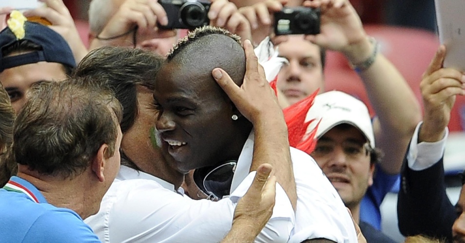 Atacante Mario Balotelli é abraçado por torcedores antes da partida contra a Alemanha, pela semifinal na Eurocopa