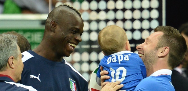 Balotelli fez dois gols e foi o herói da classificação da Itália à decisão da Eurocopa-12