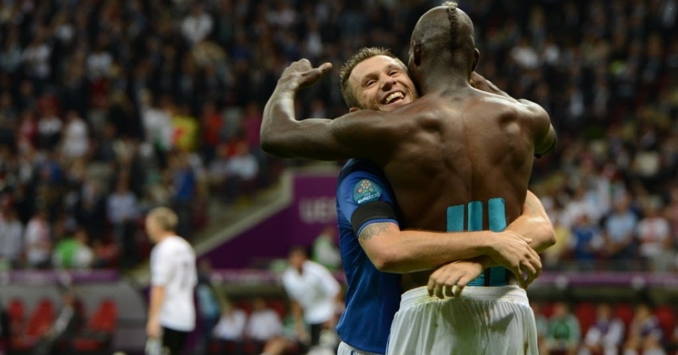 Balotelli é abraçado por Antonio Cassano após marcar o segundo gol da Itália no duelo contra a Alemanha