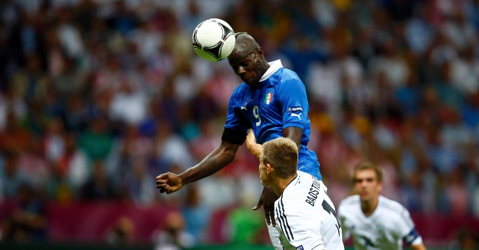 Balotelli sobe muito mais que o alemão Badstuber para marcar o primeiro gol da Itália sobre o rival, pela semifinal da Eurocopa