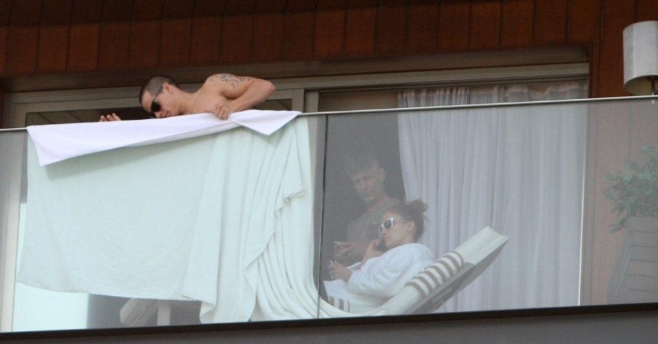 Casper Smart coloca toalhas na varanda para evitar que paparazzi tirem fotos de Jennifer Lopez (28/6/12)