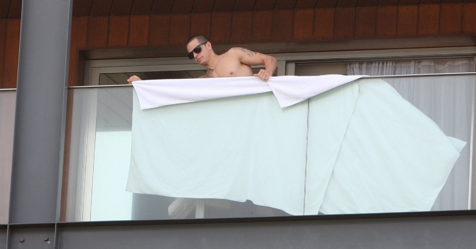 Casper Smart coloca toalhas na varanda para evitar que paparazzi tirem fotos de Jennifer Lopez (28/6/12)