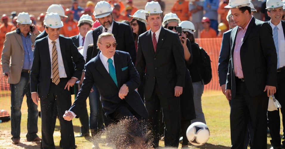 Em sua tentativa, o presidente da CBF José Maria Marin acertou mais areia do que bola