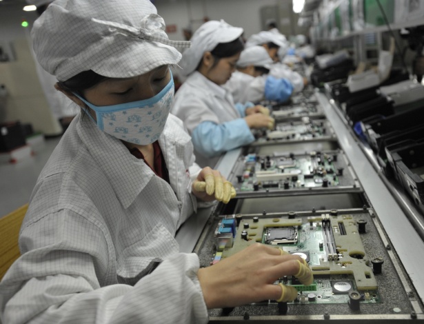 Imagem de 2010 mostra trabalhadores da fabricante chinesa Foxconn em linha de montagem na fábrica na província de Guangdong - AFP