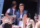 Justin Bieber canta para fs de dentro de uma van; veja o vdeo