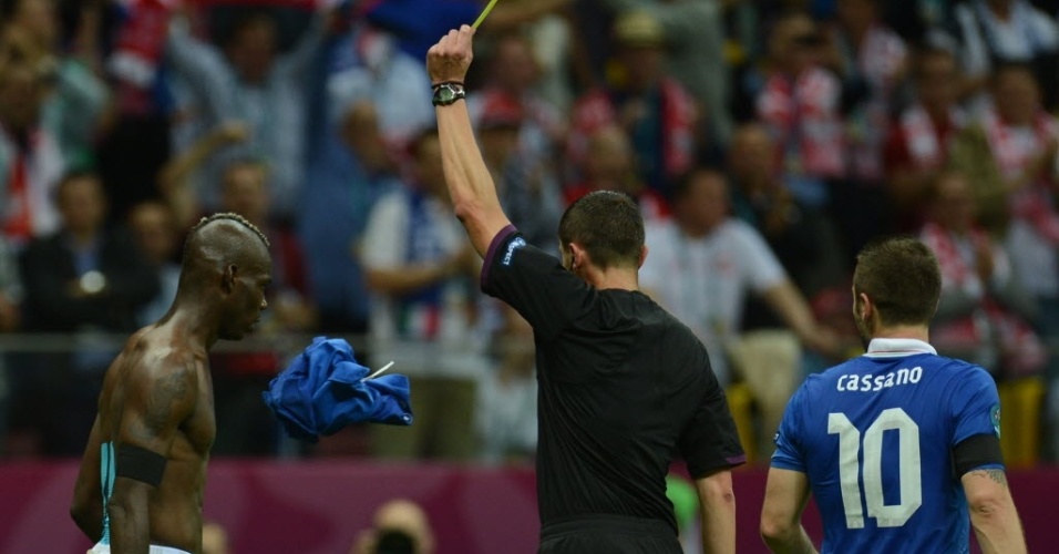Mario Balotelli recebe cartão amarelo por tirar a camisa na comemoração do segundo gol da Itália no jogo contra a Alemanha