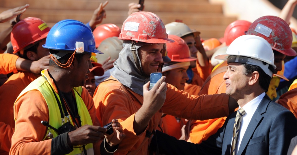 Membro do COL, ex-atacante Bebeto conversa com operários que trabalham na construção do estádio de Brasília