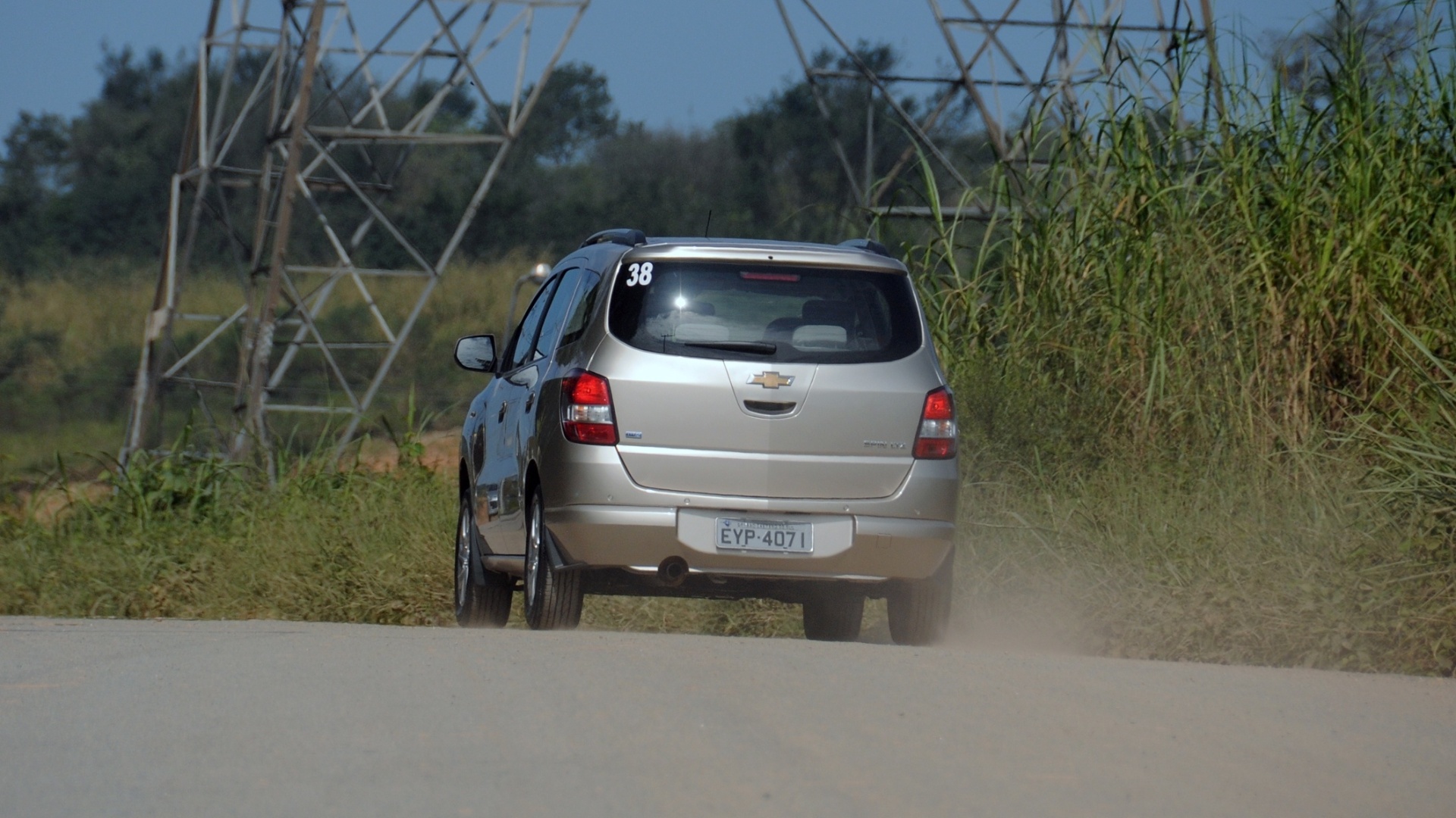 O ângulo mais polêmico da Spin é esse: traseira parece estreita, alta e acanhada demais - Murilo Góes/UOL