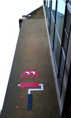 O artista de rua francês Invader ganhou fama por criar mosaicos com os alienígenas do jogo ''Space Invaders'' (27/6/12) - Joe - LDNGraffiti.co.uk