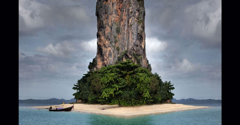 O fotógrafo italiano Gustav Willeit faz imagens de praias, pequenas ilhas e vilas típicas de seu país usando manipulação digital e simetria  - Gustav Willeit