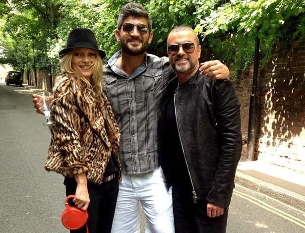 O modelo e namorado do cantor George Michael, Fadi Fawaz, publicou uma foto em seu twitter com Michael e a modelo Kate Moss. A imagem trazia na legenda os dizeres: "Minha foto favorita" (28/6/12)
