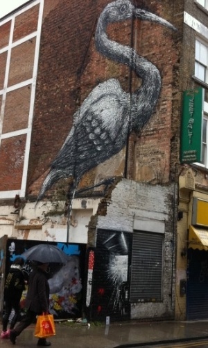 O pássaro criado pelo belga Roa é ''vizinho'' da obra de Ben Slow, em Hanbury St, o que reforça a fama do leste de Londres como sendo o principal centro do grafite e da arte de rua na capital britânica. A marca registrada de Roa são suas enormes estampas retratando animais em preto e branco. Ruas de diversas capitais já serviram como suas telas, mas ele tem preferência pelo leste londrino, como Shorteditch, Hackney e Brick Lane (27/6/12) - BBC Brasil
