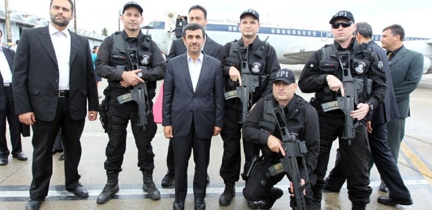 O presidente do Irã, Mahmou Ahmadinejad, posa para foto com agentes de segurança pouco antes de partir do Rio de Janeiro de volta a seu país natal - Reprodução/president.ir