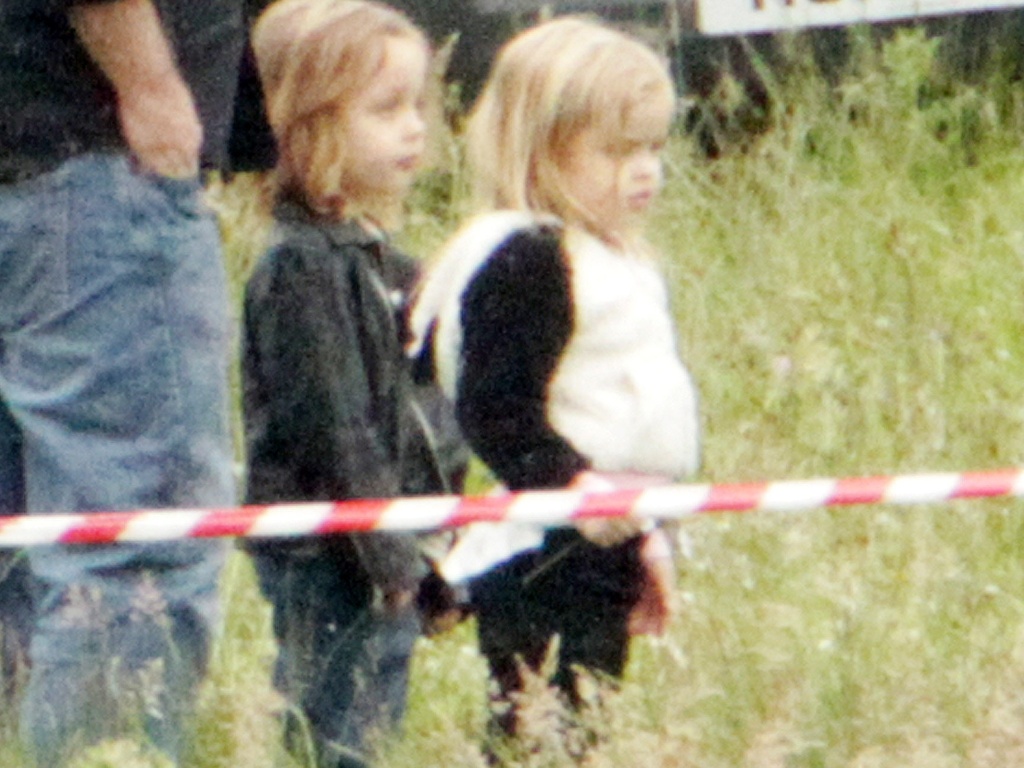Os filhos de Angelina Jolie e Brad Pitt, Vivienne e Knox, 3, visitam a mãe no set de filmagem de "Malevóla" em Londres (27/6/12) - Brainpix
