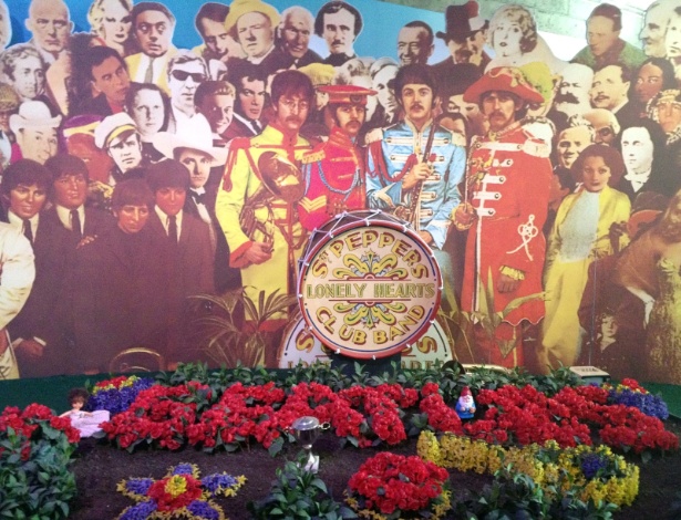 Descanse em paz -- painel gigante que reproduz capa de "Sgt Peppers Lonely Hearts Club Band" é um dos itens que ainda resistem no museu de Hamburgo - Mariana Tramontina/UOL