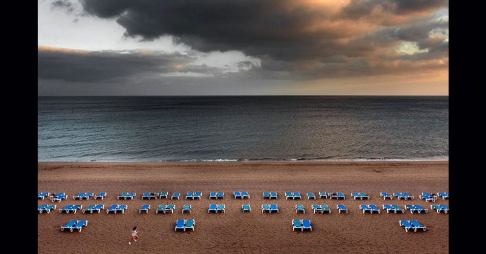 Praia inventada com uma corredora solitária, que apresenta imperfeições quanto à simetria. - Gustav Willeit