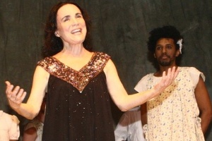 Regina Duarte em cena de "Raimunda, Raimunda", na estreia da peça no Rio de Janeiro (27/6/12) - FotoRioNews