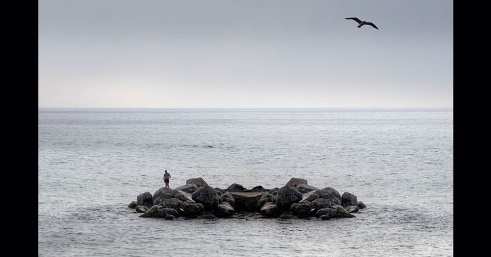 Rochedo solitário no meio do mar aberto, mais uma das criações de Willeit. - Gustav Willeit