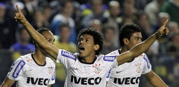 Romarinho comemora gol do Corinthians contra o Boca Juniors em La Bombonera - Leo La Valle/EFE
