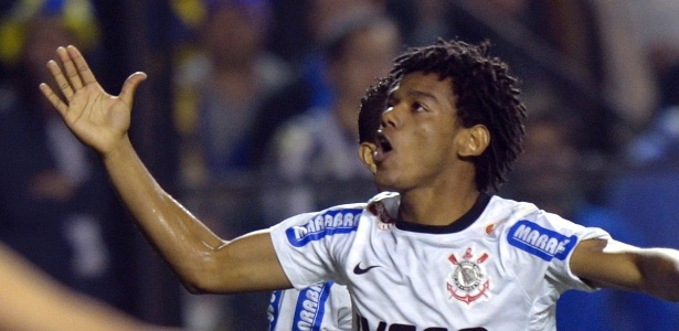 Romarinho comemora gol contra o Boca; atacante foi destaque nos sites internacionais - Daniel Garcia/AFP