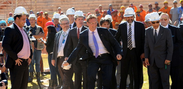 Ronaldo observa Jérôme Valcke (de gravata roxa) em visita ao país
