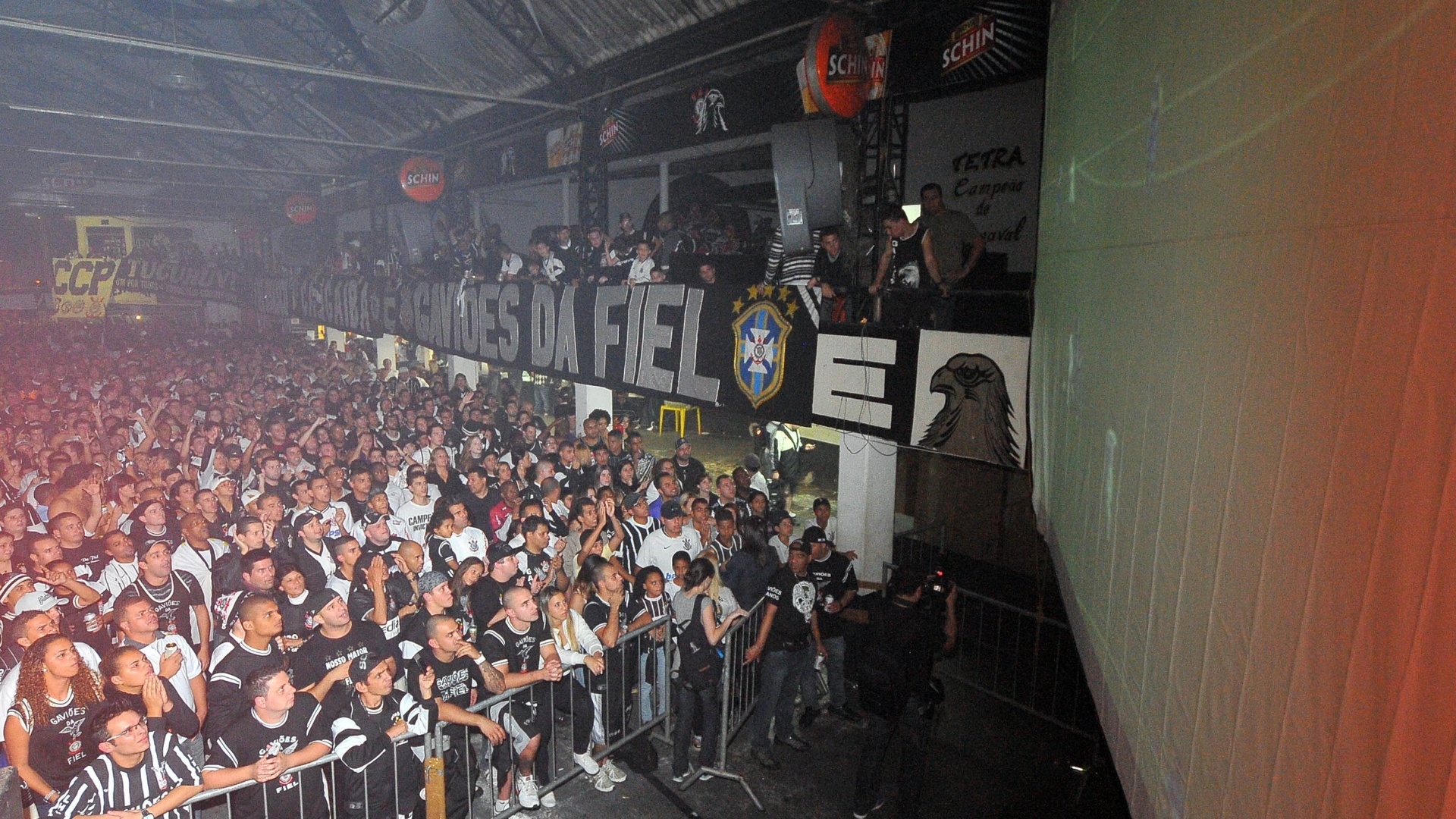 Telão foi instalado na sede da Gaviões da Fiel e torcedores vibraram com empate por 1 a 1 com o Boca Juniors - Reinaldo Canato/Folhapress