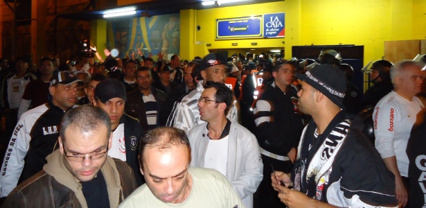 Torcedores do Corinthians tiveram de esperar 50 minutos para deixar La Bombonera - Carlos Padeiro/UOL