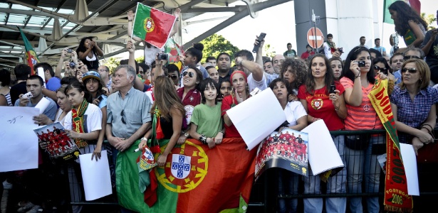 Torcedores portugueses recepcionam delegação da seleção na chegada a Lisboa