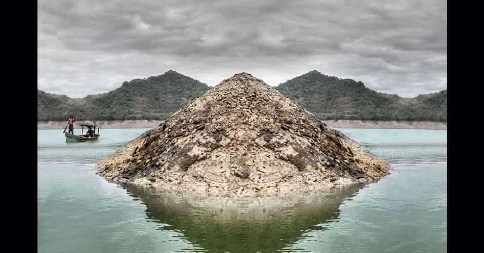 Uma ilha artificial criada com simetria, obtida a partir da manipulação digital de imagens feita por Willeit. - Gustav Willeit