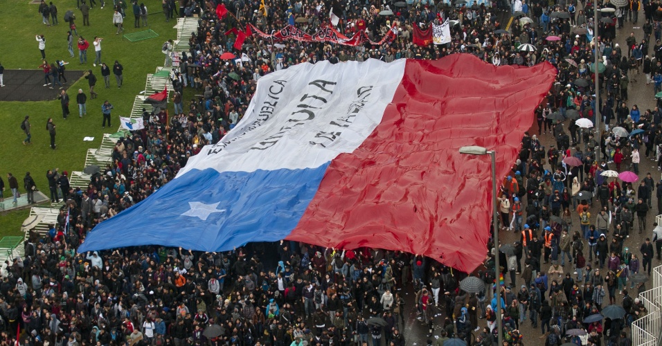 Uma nova manifestação de estudantes chilenos terminou em confronto com a polícia nesta quinta-feira (28), em Santiago. Segundo agências internacionais, milhares de estudantes protestavam contra o governo e por mudanças no sistema público de ensino