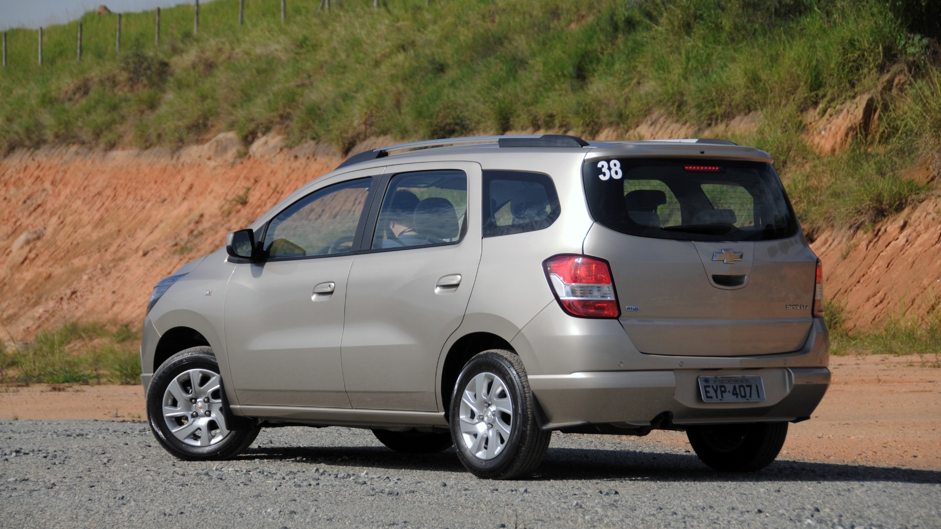 Vincos e volumes na carroceria denunciam parentesco com o Cobalt, mas para alguns parecem "amassados" - Murilo Góes/UOL