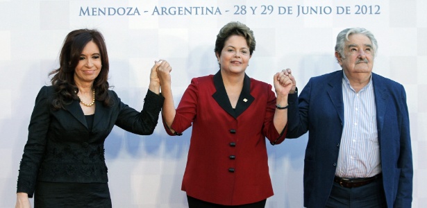 A presidente Dilma Rousseff (ao centro), a presidente da Argentina, Cristina Kirchner, e o presidente do Uruguai, José Mujica, posam para foto da reunião de cúpula do Mercosul, na cidade de Mendoza, na Argentina - Leo la Valle/EFE