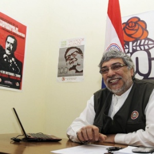 Presidente deposto do Paraguai, Fernando Lugo, em seu escritório político em Assunção