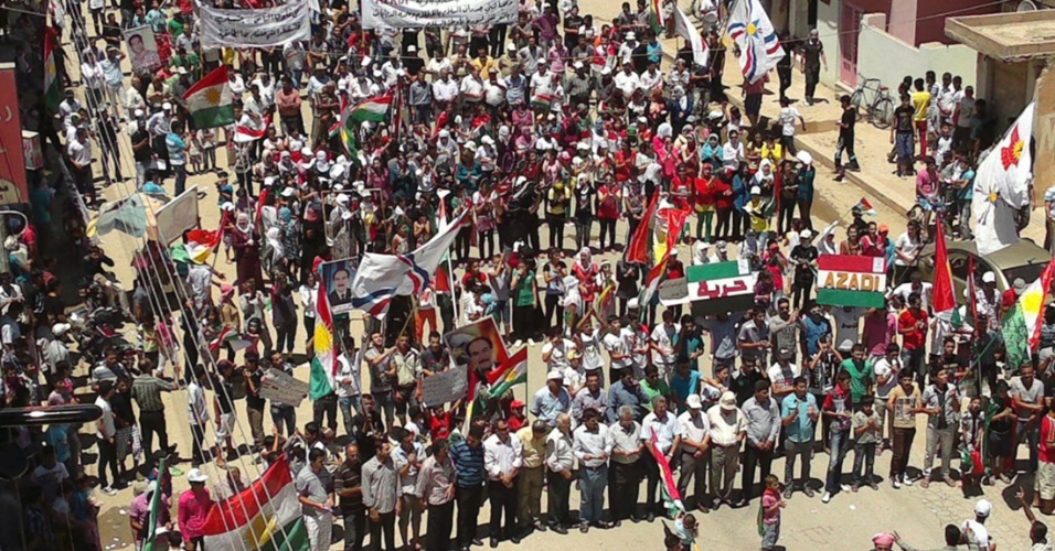 29.jun.2012 - Protestos contra o governo do presidente da Síria Bashar al Assad tomaram as ruas de Qamishli, cidade no norte da Síria, nesta sexta-feira