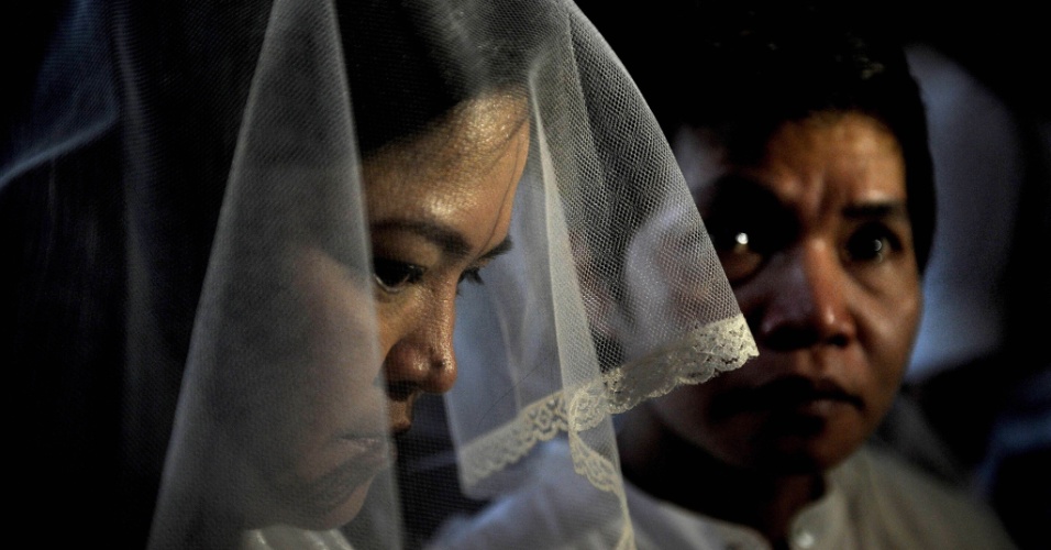 29.jun.2012 Casal de lésbicas senta-se no altar durante a Grand Same Sex Holy Union Wedding nas Igrejas da Comunidade Metropolitana (MMC) em Manila, na Filipinas