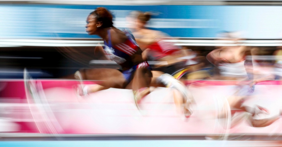 29.jun.2012 Fotografia com baixa velocidade de atletas durante a prova dos 100 metros com barreiras do heptatlo feminino no Campeonato Europeu de Atletismo em Helsínque