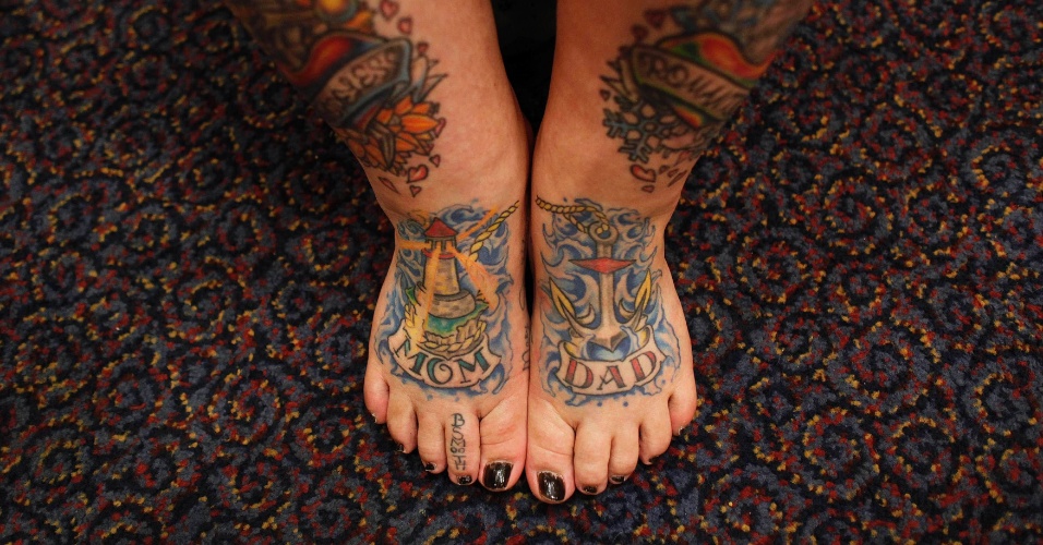 29.jun.2012 Mulher mostra as tatuagens Mom and Dad aplicadas em seus pés, durante a convenção da Associação Nacional Tattoo, em Cincinnati, em Ohio