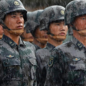 Soldados do Exército Popular durante desfile militar antes da chegada do presidente Hu Jintao - Bobby Yip/Reuters