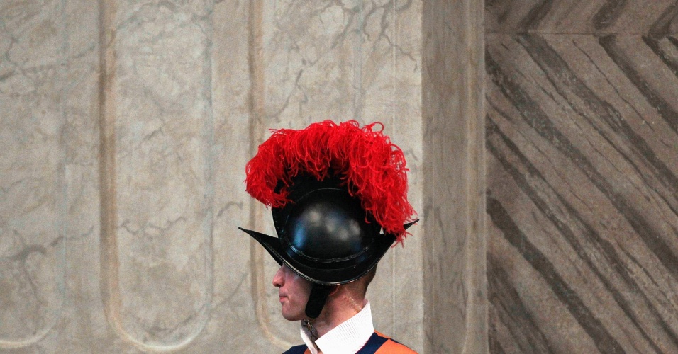 29.jun.2012 Um guarda suíço olha durante a Santa Missa na Basílica de São Pedro no Vaticano