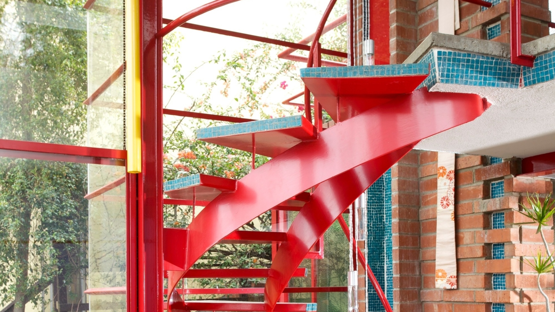 A arquitetura da casa surpreende pelas invenções mecânicas e estruturais. Um canal em mosaico de cerâmica azul turquesa, alinhado atrás da escada em espiral, permite que a água da chuva flua para o que era originalmente um lago de carpas, abaixo do piso no andar térreo - Ethan Pines/The New York Times