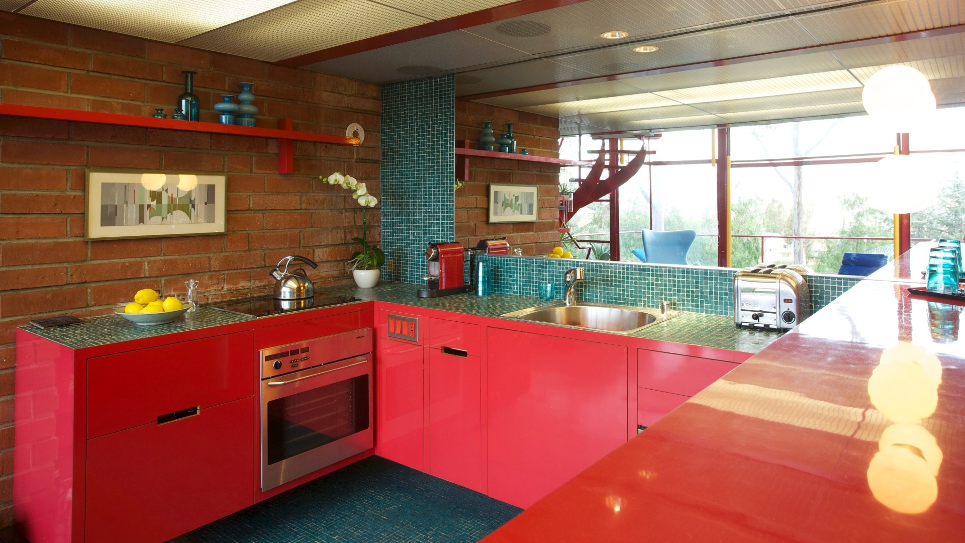 A cozinha compacta da casa de Patricia Marks foi restaurada e equipada com modernos eletrodomésticos. Com 95 m², a residência foi projetada pelo arquiteto Allyn Morris  - Ethan Pines/The New York Times