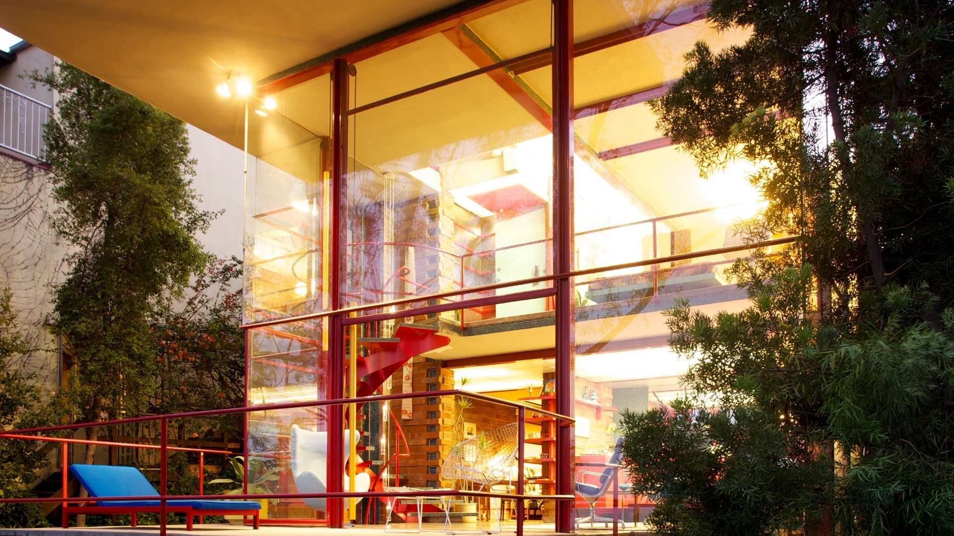 A fachada da casa dos anos 50, Allyn Morris Studio, que parece uma grande caixa de vidro - somente a cobertura para o carro é feita de tijolo. Com 95 m², a residência foi projetada pelo arquiteto Allyn Morris  - Ethan Pines/The New York Times